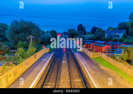 Corfe, Royaume-Uni - 08 septembre : les voies de train et train yard dans la nuit dans la gare de corfe castle le 08 septembre 2017 à corfe Banque D'Images