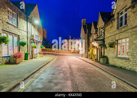 Corfe, Royaume-Uni - 08 septembre : c'est une vue de la nuit d'une rue de la ville médiévale de corfe qui est bien connue pour ses traditionnelles historique Banque D'Images