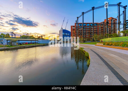 Londres, Royaume-Uni - 23 septembre : c'est une soirée de Regents Canal avec vue sur la nouvelle architecture de Riverside, le 23 septembre 2017 à Londres Banque D'Images