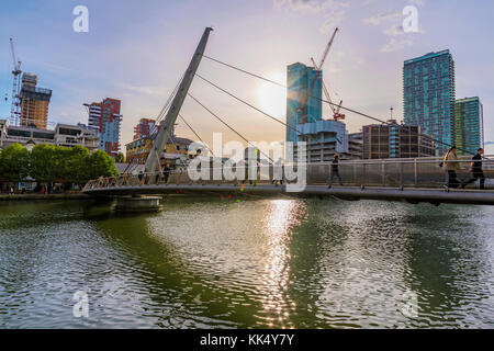 Londres, Royaume-Uni - 07 octobre : passerelle pour piétons à canary wharf avec skyscraper édifices en arrière-plan sur Octobre 07, 2017 dans londo Banque D'Images