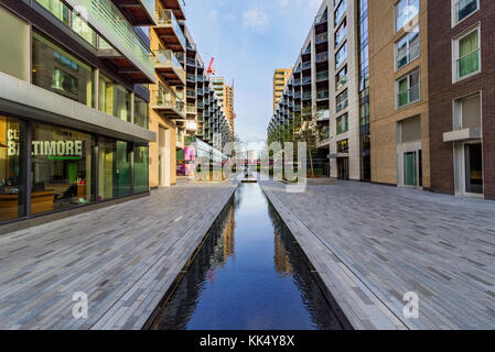 Londres, Royaume-Uni - 07 octobre : c'est une vue d'immeubles d'appartements moderne situé dans la zone de bureau South Quay canary wharf 07 octobre Banque D'Images