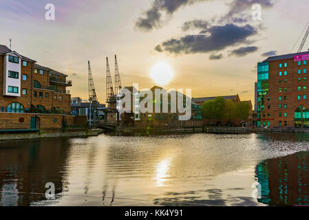 Londres, Royaume-Uni - 07 octobre : l'architecture dans le quartier financier de canary wharf pendant le coucher du soleil le 07 octobre 2017 à Londres Banque D'Images