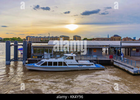 Londres, Royaume-Uni - 07 octobre : c'est une station de bateau dans la région de canary wharf les gens peuvent utiliser cette station de traverser de l'autre côté de la rivière par un p Banque D'Images