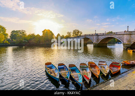 Thames richmond riverfront avec bateaux à Londres Banque D'Images