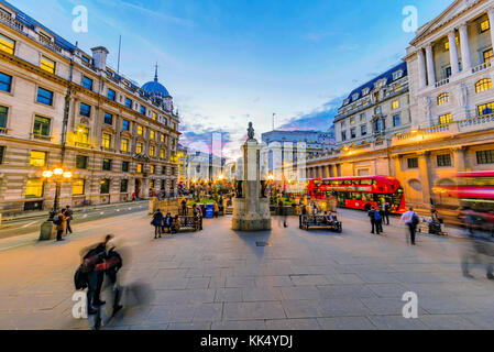 Londres, Royaume-Uni - 26 octobre : soirée vue sur le quartier financier de Londres et de l'architecture de la banque d'Angleterre le 26 octobre 2017 à Londres Banque D'Images