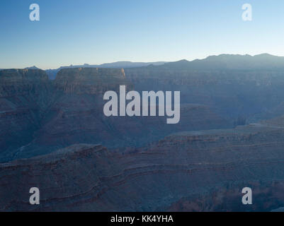 Sur le bord du Grand Canyon à Tatahatso Point. Banque D'Images