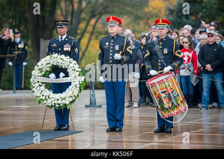 3d'un régiment d'infanterie des États-Unis (Vieille Garde) tombe Sentinel et un clairon et le batteur de l'US Army Band, 'Wolverine's own', participer à une armée tous les honneurs Wreath-Laying Cérémonie, menée par la Conférence des armées des Amériques, à la Tombe du Soldat inconnu au cimetière national d'Arlington, Arlington, Virginie, 9 novembre 2017. (U.S. Photo de l'armée par Elizabeth Fraser / Arlington National Cemetery / relâché) Banque D'Images