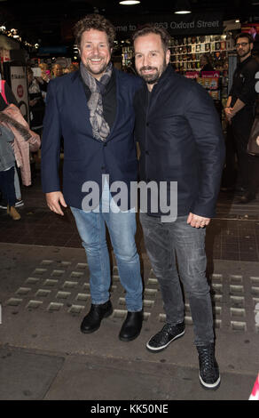 Michael Ball et Alfie Boe tentent de battre un record du monde alors que la paire fait un record du monde tentant de signer des copies le jour de la sortie de leur nouvel album - 5 Cities in 24 heures. Partant de Blackpool et parcourant le pays, le duo traversera la ligne d'arrivée en volant dans la capitale à bord d'un hélicoptère de marque « Ball and Boe » ! Avec la participation des artistes : Michael Ball, Alfie Boe où : Londres, Royaume-Uni quand : 27 Oct 2017 crédit : Phil Lewis/WENN.com Banque D'Images