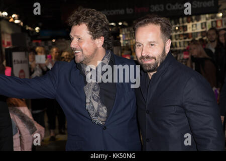 Michael Ball et Alfie Boe tentent de battre un record du monde alors que la paire fait un record du monde tentant de signer des copies le jour de la sortie de leur nouvel album - 5 Cities in 24 heures. Partant de Blackpool et parcourant le pays, le duo traversera la ligne d'arrivée en volant dans la capitale à bord d'un hélicoptère de marque « Ball and Boe » ! Avec la participation des artistes : Michael Ball, Alfie Boe où : Londres, Royaume-Uni quand : 27 Oct 2017 crédit : Phil Lewis/WENN.com Banque D'Images