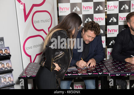 Michael Ball et Alfie Boe tentent de battre un record du monde alors que la paire fait un record du monde tentant de signer des copies le jour de la sortie de leur nouvel album - 5 Cities in 24 heures. Partant de Blackpool et parcourant le pays, le duo traversera la ligne d'arrivée en volant dans la capitale à bord d'un hélicoptère de marque « Ball and Boe » ! Avec : Atmosphere où : Londres, Royaume-Uni quand : 27 Oct 2017 crédit : Phil Lewis/WENN.com Banque D'Images