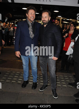 Michael Ball et Alfie Boe tentent de battre un record du monde alors que la paire fait un record du monde tentant de signer des copies le jour de la sortie de leur nouvel album - 5 Cities in 24 heures. Partant de Blackpool et parcourant le pays, le duo traversera la ligne d'arrivée en volant dans la capitale à bord d'un hélicoptère de marque « Ball and Boe » ! Avec la participation des artistes : Michael Ball, Alfie Boe où : Londres, Royaume-Uni quand : 27 Oct 2017 crédit : WENN.com Banque D'Images