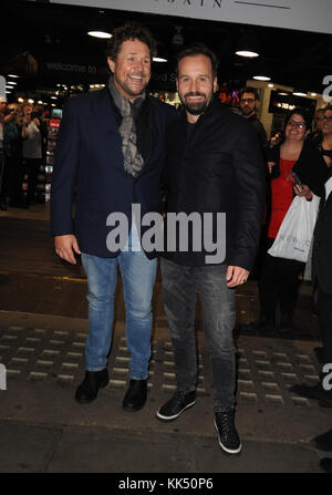 Michael Ball et Alfie Boe tentent de battre un record du monde alors que la paire fait un record du monde tentant de signer des copies le jour de la sortie de leur nouvel album - 5 Cities in 24 heures. Partant de Blackpool et parcourant le pays, le duo traversera la ligne d'arrivée en volant dans la capitale à bord d'un hélicoptère de marque « Ball and Boe » ! Avec la participation des artistes : Michael Ball, Alfie Boe où : Londres, Royaume-Uni quand : 27 Oct 2017 crédit : WENN.com Banque D'Images