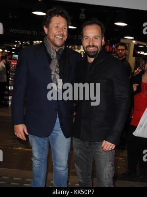 Michael Ball et Alfie Boe tentent de battre un record du monde alors que la paire fait un record du monde tentant de signer des copies le jour de la sortie de leur nouvel album - 5 Cities in 24 heures. Partant de Blackpool et parcourant le pays, le duo traversera la ligne d'arrivée en volant dans la capitale à bord d'un hélicoptère de marque « Ball and Boe » ! Avec la participation des artistes : Michael Ball, Alfie Boe où : Londres, Royaume-Uni quand : 27 Oct 2017 crédit : WENN.com Banque D'Images