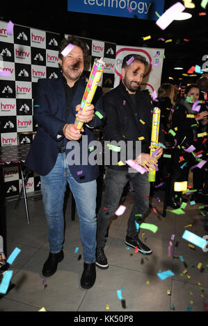 Michael Ball et Alfie Boe tentent de battre un record du monde alors que la paire fait un record du monde tentant de signer des copies le jour de la sortie de leur nouvel album - 5 Cities in 24 heures. Partant de Blackpool et parcourant le pays, le duo traversera la ligne d'arrivée en volant dans la capitale à bord d'un hélicoptère de marque « Ball and Boe » ! Avec la participation des artistes : Michael Ball, Alfie Boe où : Londres, Royaume-Uni quand : 27 Oct 2017 crédit : WENN.com Banque D'Images