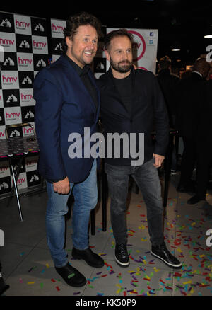 Michael Ball et Alfie Boe tentent de battre un record du monde alors que la paire fait un record du monde tentant de signer des copies le jour de la sortie de leur nouvel album - 5 Cities in 24 heures. Partant de Blackpool et parcourant le pays, le duo traversera la ligne d'arrivée en volant dans la capitale à bord d'un hélicoptère de marque « Ball and Boe » ! Avec la participation des artistes : Michael Ball, Alfie Boe où : Londres, Royaume-Uni quand : 27 Oct 2017 crédit : WENN.com Banque D'Images