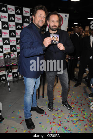 Michael Ball et Alfie Boe tentent de battre un record du monde alors que la paire fait un record du monde tentant de signer des copies le jour de la sortie de leur nouvel album - 5 Cities in 24 heures. Partant de Blackpool et parcourant le pays, le duo traversera la ligne d'arrivée en volant dans la capitale à bord d'un hélicoptère de marque « Ball and Boe » ! Avec la participation des artistes : Michael Ball, Alfie Boe où : Londres, Royaume-Uni quand : 27 Oct 2017 crédit : WENN.com Banque D'Images