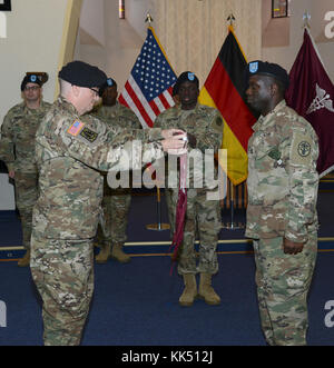 Le lieutenant-colonel Hugh West, Commandant, Unité de soutien médical 7217th, uncases les couleurs de l'unité au cours d'une cérémonie de transfert d'autorité, le 9 novembre 2017 au Centre médical régional de Landstuhl, en Allemagne. L'unité assume le pouvoir du guerrier Centre de gestion médicale déployée, remplacement de la MSU 7227Th qui déployées à l'appui de l'DWMMC pendant neuf mois. (Photo de l'armée américaine Spécialiste de l'information visuelle Elisabeth Paque/libérés) Banque D'Images