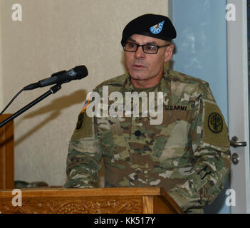 Le lieutenant-colonel Aaron Neal, Commandant, Unité de soutien médical 7227th, prononce une allocution lors d'une cérémonie de transfert d'autorité, le 9 novembre 2017, au Centre médical régional de Landstuhl, en Allemagne. L'unité, qui exploitait le guerrier déployé, Centre de gestion médicale seront soulagés par le 7217th Groupe de soutien médical de Perrine, en Floride. (U.S. Photo de l'armée par Visual Spécialiste de l'information Elisabeth Paque/libérés) Banque D'Images