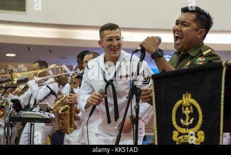 171108-N-OU129-361 BRUNÉI (8 novembre 2017) Musicien 2e classe Holden Moyer de la 7ème Flotte américaine Band, Orient Express effectue aux côtés d'homologues des Forces Armées Royales à Times Square Mall à Bandar Seri Begawan, Brunei au cours de préparation à la coopération à flot et de la formation (CARAT) Brunei 2017 08 novembre. CARAT est une série d'exercices maritimes annuel entre la U.S. Navy, Corps des Marines des États-Unis et les forces armées des pays partenaires à : Bangladesh, Brunei, Indonésie, Malaisie, Sri Lanka, Singapour, la Thaïlande et le Timor-Leste. (U.S. Photo par marine Spécialiste de la communication de masse 2e Banque D'Images