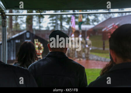 Un ancien béret vert est à l'attention de la 1st Special Forces Group (Airborne) Color Guard au cours d'une cérémonie à la Journée des anciens combattants de Memorial Wall sur Joint Base Lewis-McChord, WA., le 9 novembre 2017. Depuis son inauguration en avril 2004, le mur et la Plaza est le symbole de la reconnaissance de l'Amérique et l'honneur de la 1AUD(A). (U.S. Photo de l'armée par le Sgt. Wes Conroy/relâché). Banque D'Images