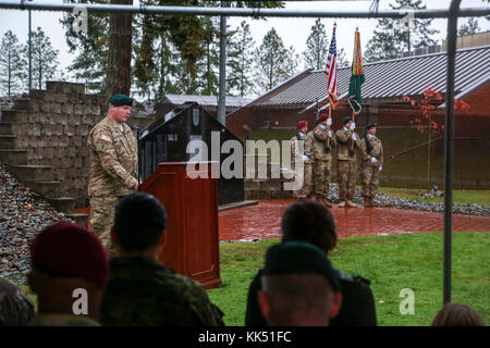 COL Steven Johnson, commandant adjoint du 1st Special Forces Group (Airborne), parle aux invités rassemblés et environ 400 soldats en formation à Joint Base Lewis-McChord, WA., le 9 novembre 2017. 1AUD(A) maintient sa propre cérémonie chaque année pour remercier et honorer tous ceux qui ont servi honorablement dans l'armée. (U.S. Photo de l'armée par le Sgt. Wes Conroy/relâché). Banque D'Images