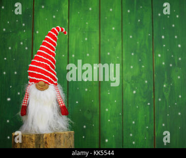 Libre le gnome, debout sur une souche avec un chapeau et une longue barbe blanche. gnome debout sur une souche. Banque D'Images