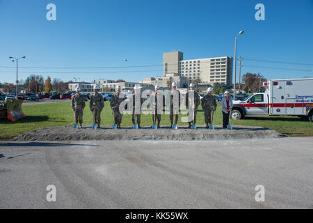(De gauche à droite) de la planification des installations de Santé Canada Goestschius LTC James, coprs d'ingénieurs COL Commandant Commandant de garnison, Antoinette Gant COL Patrick Kaune, Fort Knox CSM Kenneth Kraus, général commandant de Fort Knox MG Christopher Hughes, le GCOZA de RHC-A BG Erik Torring III, USA MEDDAC COL commandant Kevin basse, USA MEDDAC Art CSM Santos et Mme Kelly Irlande participer à la Clinique de santé de l'Armée de l'Irlande l'inauguration à Fort Knox, Kentucky. (Photo US Army par Charles Leffler) Banque D'Images