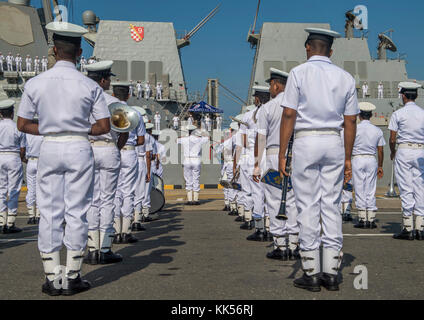 171028-N-VR594-0208 Colombo, Sri Lanka (oct. 28, 2017) La marine sri-lankaise band joue sur la jetée comme la classe Arleigh Burke destroyer lance-missiles USS Pinckney (DDG 91) arrive à Colombo, au Sri Lanka, pour une visite du port. Pinckney est une partie de la groupe aéronaval du Nimitz, qui est à un déploiement de la 7ème Flotte américaine zone d'opérations à l'appui d'opérations de sécurité maritime et les efforts de coopération en matière de sécurité dans le théâtre. (U.S. Photo par marine Spécialiste de la communication de masse de la classe 3ème J. Kelsey Hockenberger/libérés) Banque D'Images