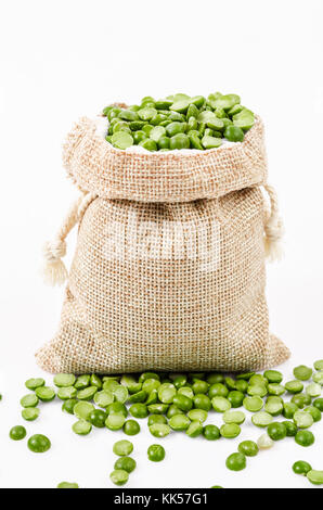 Les pois secs dans un sac sac sur fond blanc. Banque D'Images