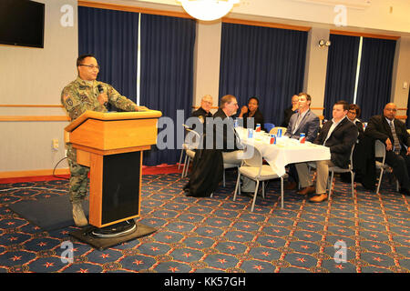 Aumônier (Lt. Le colonel) Eweama Ike, aumônier de garnison, fournit des premiers mots lors de la Journée des anciens combattants déjeuner de prière le 9 novembre 2017, à Fort McCoy, Wisconsin (Etats-Unis) des dizaines de personnes du Fort McCoy ont assisté à l'événement annuel en l'honneur de vétérans militaires. (U.S. Photo de l'Armée de Scott T. Sturkol, Public Affairs Office, Fort McCoy, Wisconsin) Banque D'Images