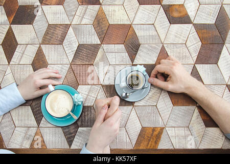 Vue de dessus couple holding par les mains de boire du café Banque D'Images