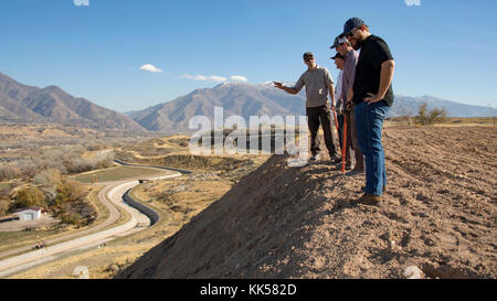 Nick Brown, U.S. Fish and Wildlife Service, biologiste et Hill AFB liaison, gauche, parle de volontaires participant à un projet de mise en valeur des terres dans une ancienne décharge, Hill Air Force Base, Utah, Novembre 9, 2017. Des centaines d'autochtones ont été plantés au profit de la population de la faune de la base. La saison d'automne a été l'occasion pour la plantation des semis, qui à maturité fournit également la stabilisation des sols en pente. (U.S. Air Force photo de R. Nial Bradshaw) Banque D'Images