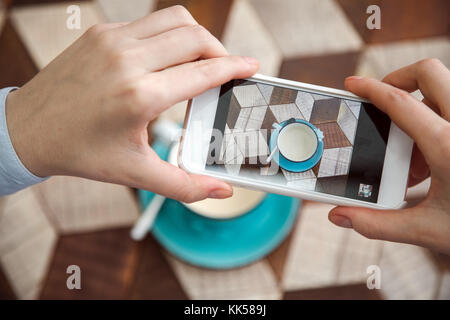 Blogger prend des photos de café sur la table à café Banque D'Images