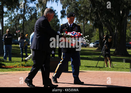 Le colonel James K. Dooghan, commandant de la 2e Armored Brigade Combat Team, 3e Division d'infanterie, dépose une couronne avec le maire Harold Fowler, maire de Richmond Hill, New York, au cours de la ville en célébration de la Journée des anciens combattants 10 novembre au J.F. Gregory Park. (U.S. Photo de l'armée par le sergent. Nathan C. Berry/ libéré) Banque D'Images