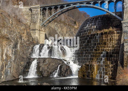 Vue sur les chutes d'eau du barrage de croton Croton dans gorge park à new york Banque D'Images