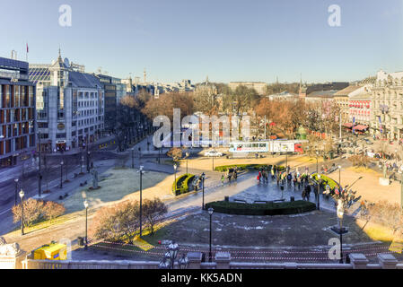 Oslo, Norvège - 27 février 2016 : Karl Johans gate, l'artère principale dans le centre d'Oslo. Banque D'Images