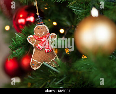 La pendaison d'épice sur arbre de Noël avec des boules et des lumières. Banque D'Images