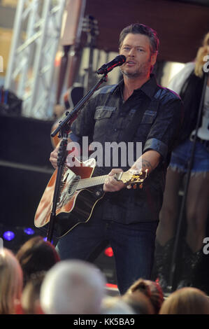 NEW YORK, NY - 05 AOÛT : le musicien Blake Shelton joue en direct sur scène pour la Citi concert Series sur le NBC Today Show au Rockefeller Plaza le 5 août 2016 à New York. Personnes: Blake Shelton Banque D'Images
