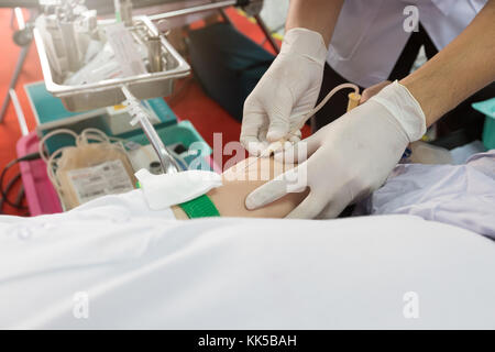 Infirmière recevoir du sang de don de sang à l'hôpital. Banque D'Images