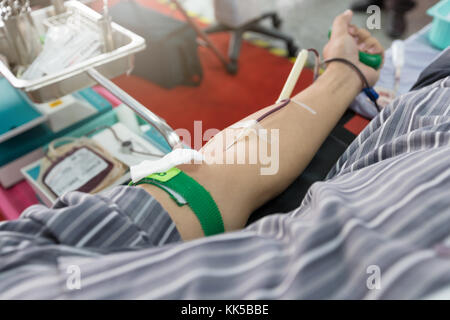 Infirmière recevoir du sang de don de sang à l'hôpital. Banque D'Images