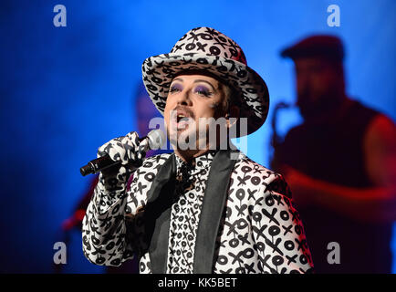 FORT LAUDERDALE, FL - 08 JUILLET : Boy George of culture Club se produit au Broward Center. George Alan O'Dowd, connu professionnellement sous le nom de Boy George, est un chanteur, auteur-compositeur, DJ, créateur de mode et photographe anglais. Il est le chanteur principal du groupe pop culture Club, récompensé par des Grammy et Brit Awards. Le 8 juillet 2016 à Fort Lauderdale, Floride. Les gens : Boy George Banque D'Images