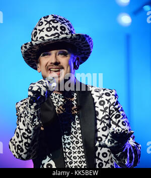 FORT LAUDERDALE, FL - 08 JUILLET : Boy George of culture Club se produit au Broward Center. George Alan O'Dowd, connu professionnellement sous le nom de Boy George, est un chanteur, auteur-compositeur, DJ, créateur de mode et photographe anglais. Il est le chanteur principal du groupe pop culture Club, récompensé par des Grammy et Brit Awards. Le 8 juillet 2016 à Fort Lauderdale, Floride. Les gens : Boy George Banque D'Images