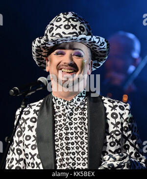 FORT LAUDERDALE, FL - 08 JUILLET : Boy George of culture Club se produit au Broward Center. George Alan O'Dowd, connu professionnellement sous le nom de Boy George, est un chanteur, auteur-compositeur, DJ, créateur de mode et photographe anglais. Il est le chanteur principal du groupe pop culture Club, récompensé par des Grammy et Brit Awards. Le 8 juillet 2016 à Fort Lauderdale, Floride. Les gens : Boy George Banque D'Images