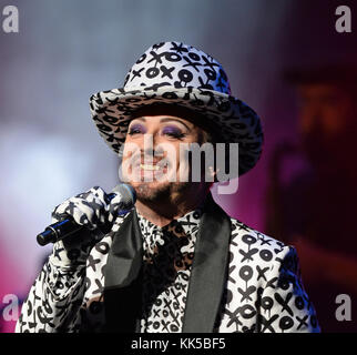 FORT LAUDERDALE, FL - 08 JUILLET : Boy George of culture Club se produit au Broward Center. George Alan O'Dowd, connu professionnellement sous le nom de Boy George, est un chanteur, auteur-compositeur, DJ, créateur de mode et photographe anglais. Il est le chanteur principal du groupe pop culture Club, récompensé par des Grammy et Brit Awards. Le 8 juillet 2016 à Fort Lauderdale, Floride. Les gens : Boy George Banque D'Images