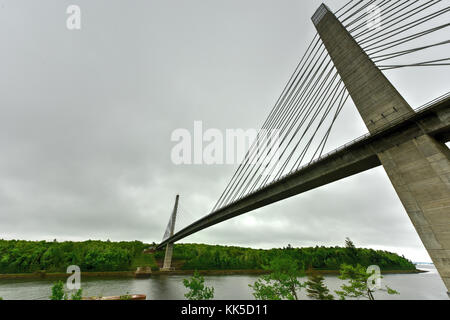 La rivière Penobscot Narrows Bridge est un 2 120 pieds (646 m), pont à haubans sur la rivière Penobscot, dans le Maine. Banque D'Images