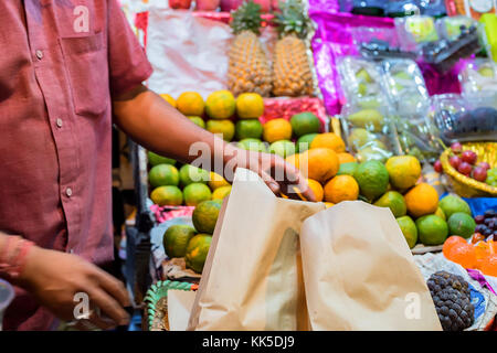 Fruits et légumes au marché Banque D'Images