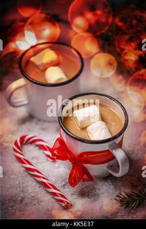 Boisson chaude d'hiver, de cacao avec des guimauves, Chocolat chaud épicé sur fond de fête Banque D'Images