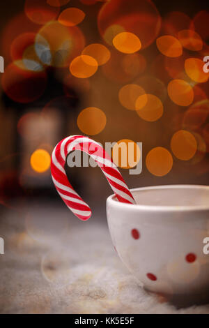 Christmas candy cane en notation tea cup Banque D'Images
