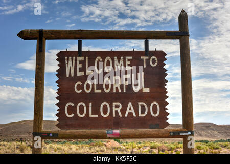 Panneau "bienvenue à Colorado coloré' sur la frontière d'Etat. Banque D'Images