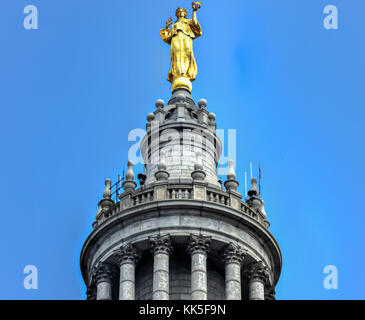 Statue de la renommée civique sur le bâtiment municipal de la ville de New York, un bâtiment de 40 étages construit pour tenir compte de l'espace gouvernemental offres après la Banque D'Images